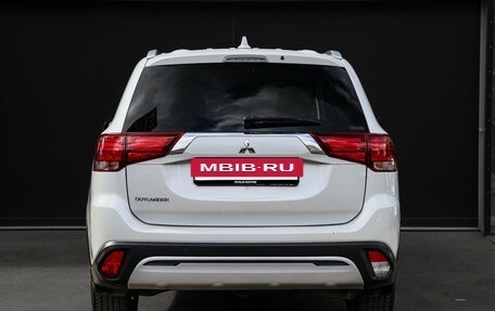 Mitsubishi Outlander III рестайлинг 3, 2020 год, 2 399 000 рублей, 5 фотография
