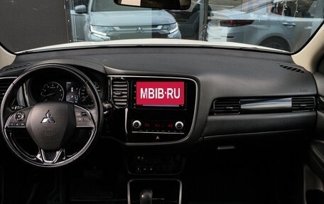Mitsubishi Outlander III рестайлинг 3, 2020 год, 2 399 000 рублей, 9 фотография