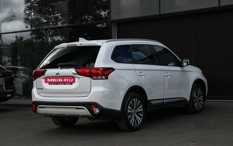 Mitsubishi Outlander III рестайлинг 3, 2020 год, 2 399 000 рублей, 6 фотография