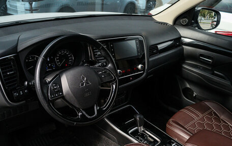 Mitsubishi Outlander III рестайлинг 3, 2020 год, 2 399 000 рублей, 12 фотография