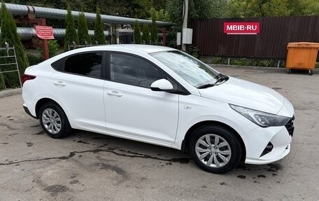 Hyundai Solaris II рестайлинг, 2021 год, 1 300 000 рублей, 2 фотография
