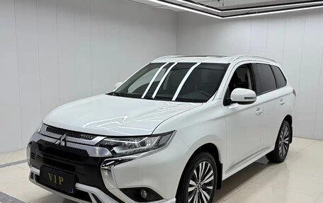Mitsubishi Outlander III рестайлинг 3, 2022 год, 2 210 000 рублей, 2 фотография