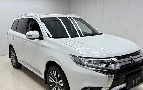 Mitsubishi Outlander III рестайлинг 3, 2022 год, 2 210 000 рублей, 4 фотография