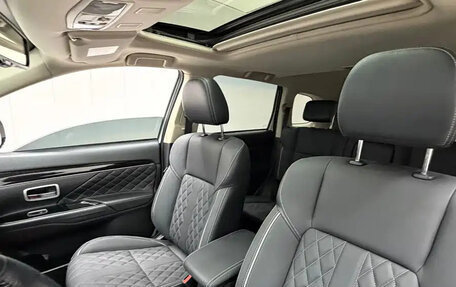 Mitsubishi Outlander III рестайлинг 3, 2022 год, 2 210 000 рублей, 10 фотография