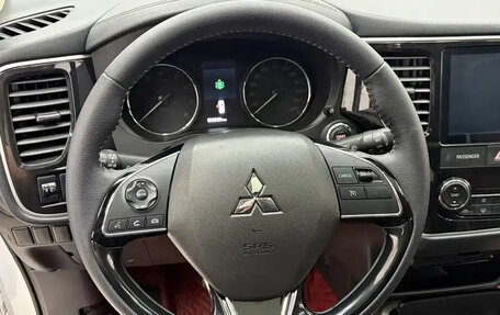 Mitsubishi Outlander III рестайлинг 3, 2022 год, 2 210 000 рублей, 11 фотография