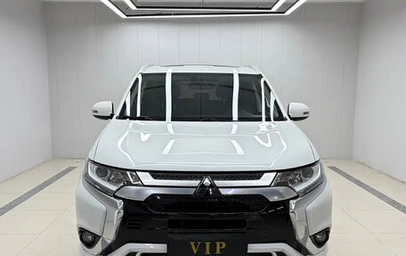Mitsubishi Outlander III рестайлинг 3, 2022 год, 2 210 000 рублей, 3 фотография