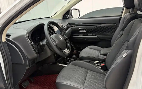 Mitsubishi Outlander III рестайлинг 3, 2022 год, 2 210 000 рублей, 8 фотография