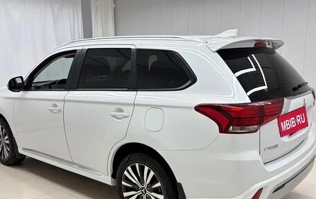 Mitsubishi Outlander III рестайлинг 3, 2022 год, 2 210 000 рублей, 5 фотография
