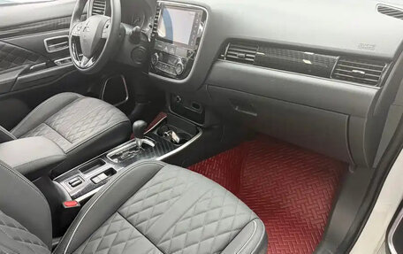 Mitsubishi Outlander III рестайлинг 3, 2022 год, 2 210 000 рублей, 15 фотография