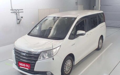 Toyota Noah III, 2015 год, 1 635 000 рублей, 4 фотография