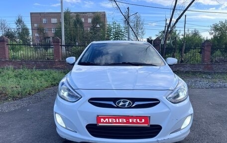Hyundai Solaris II рестайлинг, 2013 год, 800 000 рублей, 1 фотография
