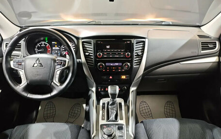 Mitsubishi Pajero Sport III рестайлинг, 2018 год, 2 659 000 рублей, 8 фотография