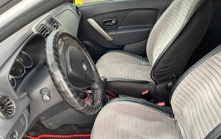 Renault Logan II, 2017 год, 310 000 рублей, 5 фотография