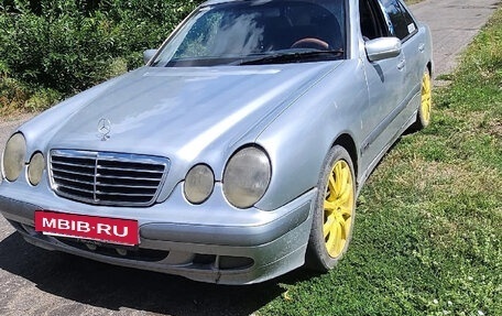 Mercedes-Benz E-Класс, 2000 год, 450 000 рублей, 2 фотография