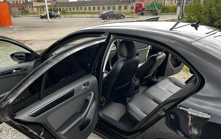 Volkswagen Jetta VI, 2013 год, 1 050 000 рублей, 2 фотография