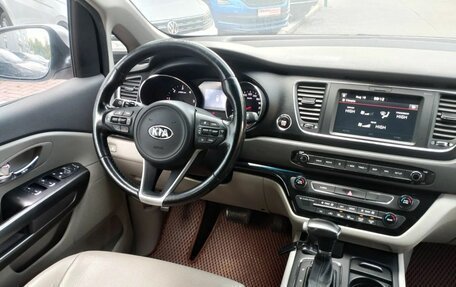 KIA Carnival III, 2017 год, 2 399 000 рублей, 18 фотография