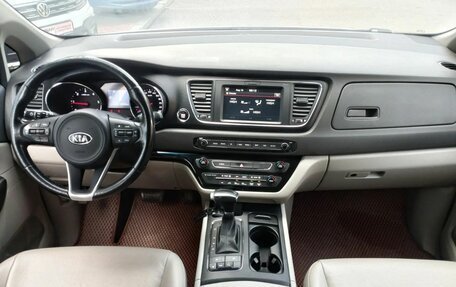 KIA Carnival III, 2017 год, 2 399 000 рублей, 19 фотография