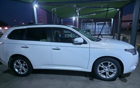 Mitsubishi Outlander III рестайлинг 3, 2013 год, 1 550 000 рублей, 2 фотография