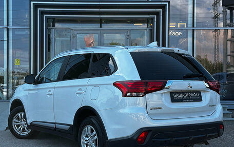 Mitsubishi Outlander III рестайлинг 3, 2018 год, 2 150 000 рублей, 5 фотография