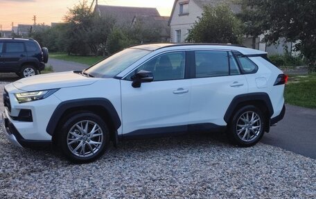Toyota RAV4, 2024 год, 3 880 000 рублей, 2 фотография