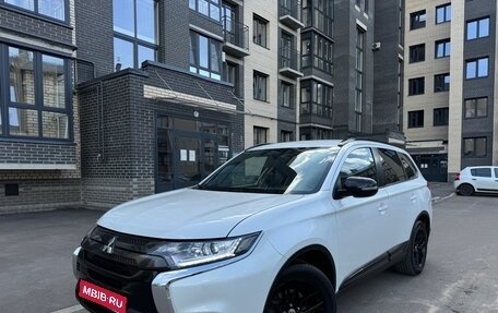 Mitsubishi Outlander III рестайлинг 3, 2021 год, 2 500 000 рублей, 1 фотография