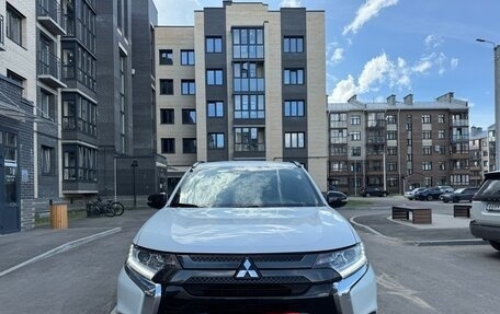 Mitsubishi Outlander III рестайлинг 3, 2021 год, 2 500 000 рублей, 3 фотография