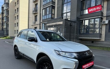 Mitsubishi Outlander III рестайлинг 3, 2021 год, 2 500 000 рублей, 12 фотография
