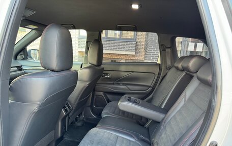 Mitsubishi Outlander III рестайлинг 3, 2021 год, 2 500 000 рублей, 22 фотография