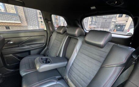 Mitsubishi Outlander III рестайлинг 3, 2021 год, 2 500 000 рублей, 23 фотография