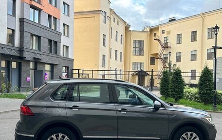 Volkswagen Tiguan II, 2021 год, 2 430 000 рублей, 3 фотография