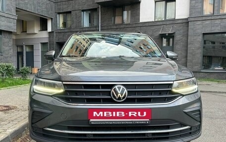 Volkswagen Tiguan II, 2021 год, 2 430 000 рублей, 2 фотография