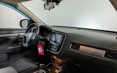 Mitsubishi Outlander III рестайлинг 3, 2017 год, 1 870 000 рублей, 15 фотография