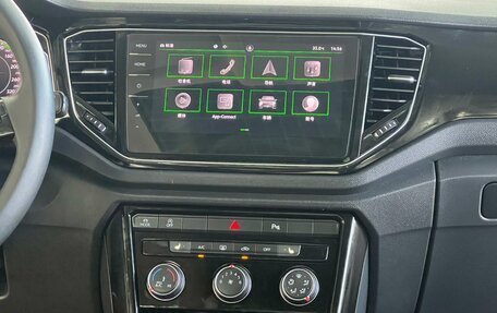 Volkswagen T-Roc I, 2023 год, 1 447 000 рублей, 11 фотография