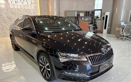 Skoda Superb III рестайлинг, 2025 год, 2 000 000 рублей, 2 фотография