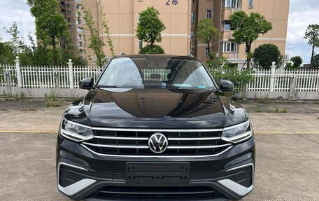 Volkswagen Tiguan II, 2023 год, 2 358 095 рублей, 2 фотография