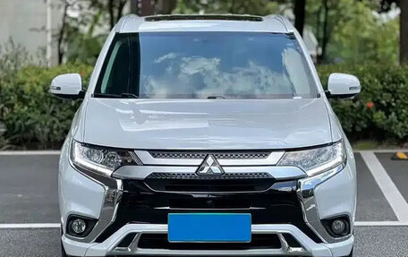 Mitsubishi Outlander III рестайлинг 3, 2022 год, 1 890 002 рублей, 2 фотография