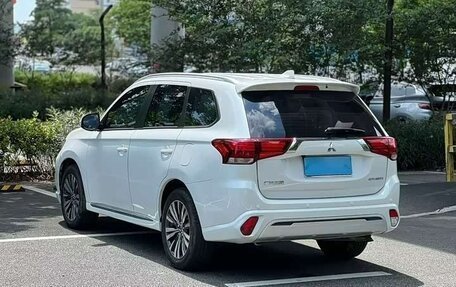 Mitsubishi Outlander III рестайлинг 3, 2022 год, 1 890 002 рублей, 4 фотография
