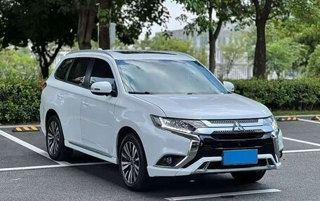 Mitsubishi Outlander III рестайлинг 3, 2022 год, 1 890 002 рублей, 3 фотография