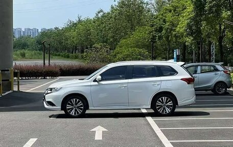 Mitsubishi Outlander III рестайлинг 3, 2022 год, 1 890 002 рублей, 6 фотография