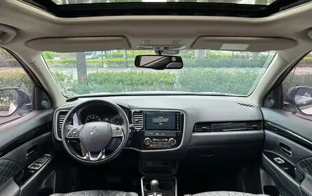 Mitsubishi Outlander III рестайлинг 3, 2022 год, 1 890 002 рублей, 10 фотография