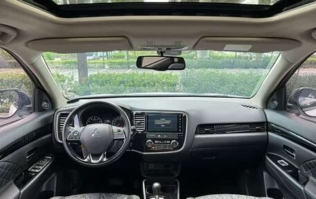 Mitsubishi Outlander III рестайлинг 3, 2022 год, 1 890 002 рублей, 14 фотография