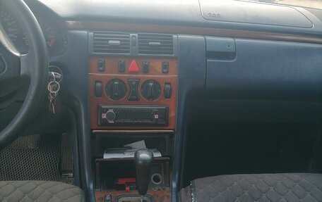 Mercedes-Benz E-Класс, 1997 год, 330 000 рублей, 5 фотография