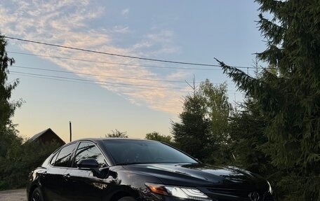 Toyota Camry, 2021 год, 3 300 000 рублей, 2 фотография