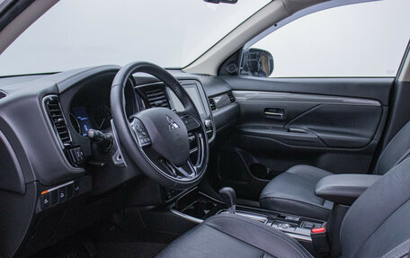 Mitsubishi Outlander III рестайлинг 3, 2020 год, 2 838 000 рублей, 10 фотография
