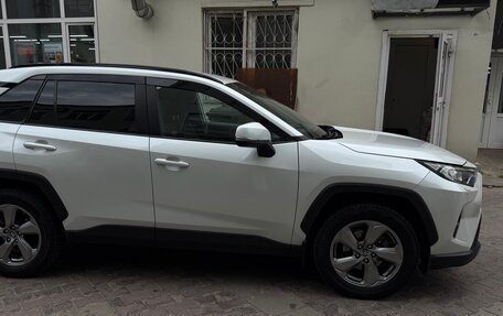Toyota RAV4, 2021 год, 2 490 000 рублей, 4 фотография