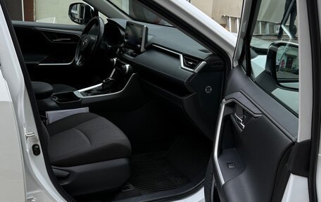 Toyota RAV4, 2021 год, 2 490 000 рублей, 5 фотография