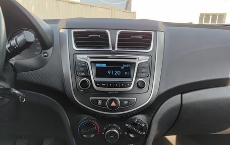 Hyundai Solaris II рестайлинг, 2015 год, 870 000 рублей, 18 фотография