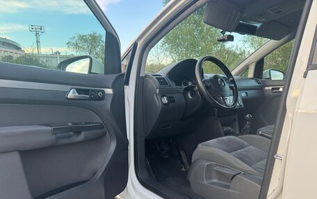 Volkswagen Touran III, 2011 год, 900 000 рублей, 7 фотография