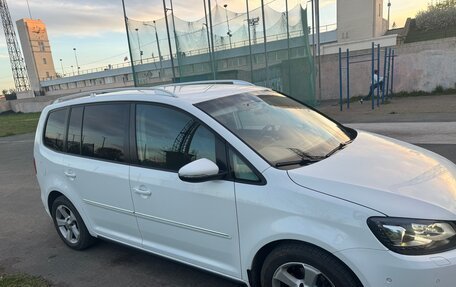 Volkswagen Touran III, 2011 год, 900 000 рублей, 2 фотография