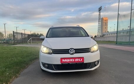Volkswagen Touran III, 2011 год, 900 000 рублей, 3 фотография